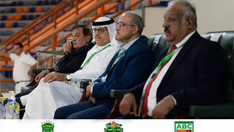 رئيس الاتحاد العربي للسلة يتابع مباريات البطولة