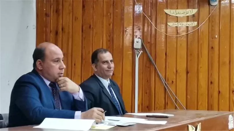 عميد كلية الصيدلة بنين أسيوط يجتمع أعضاء هيئة التدريس