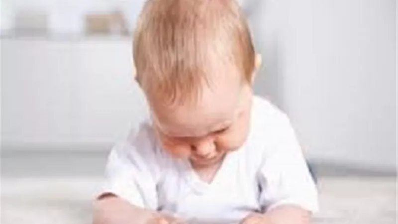 تأخر الكلام ونمو العقل.. تحذير من تأثير الموبايل والتكنولوجيا على الأطفال.. فيديو