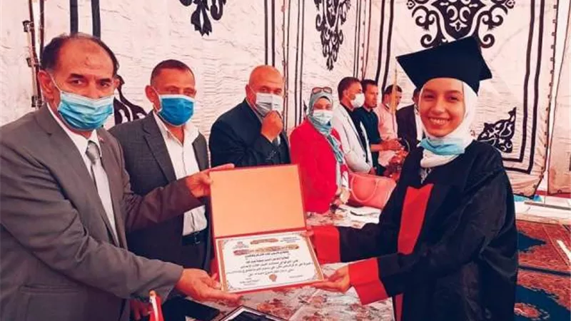 مدير ادارة غرب الزقازيق التعليمية يكرم اوائل الشهادة الاعدادية بمدرسة الطيبة