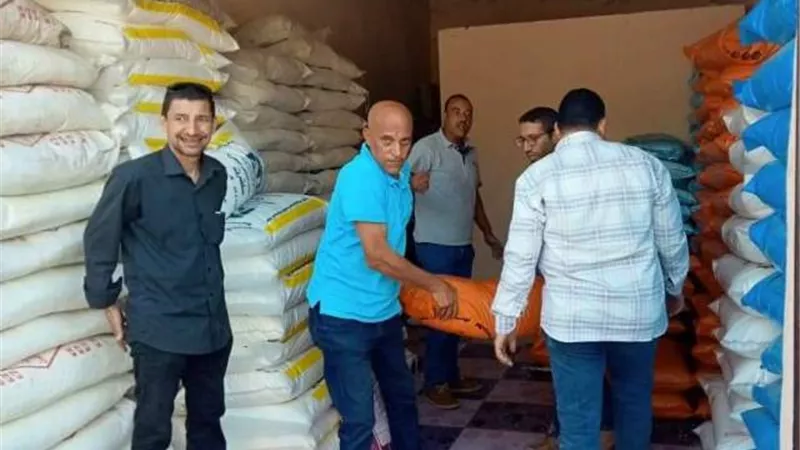 ضبط ١٠٣ شيكارة سماد مدعم قبل بيعها بالسوق السوداء فى سمسطا