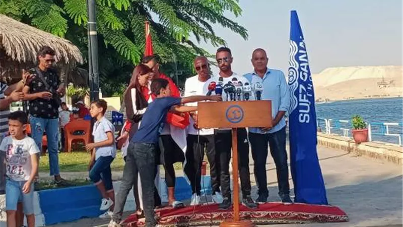 بسبب تيارات المياه ..سيد باروكي يقطع نصف مسافة سباحته في قناة السويس بالإسماعيلية..فيديو وصور