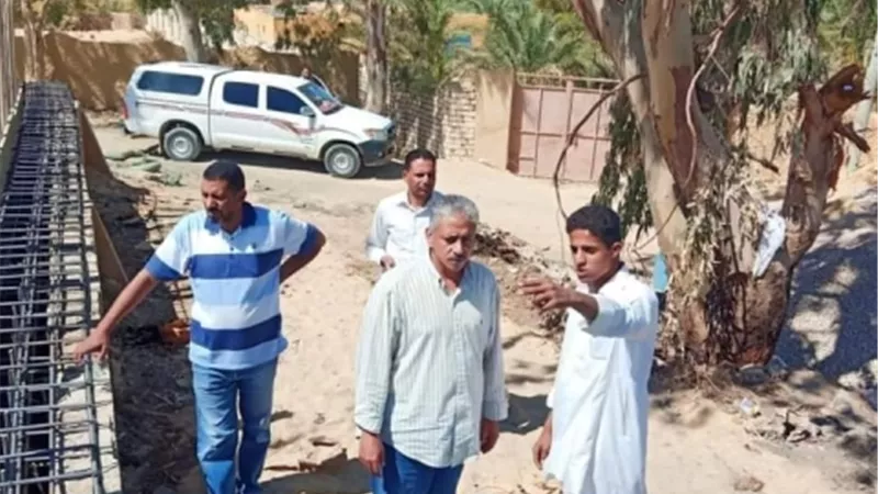 عبد الغني يتفقد أعمال حفر البئر العميق شرق جبل الدكرور بسيوة