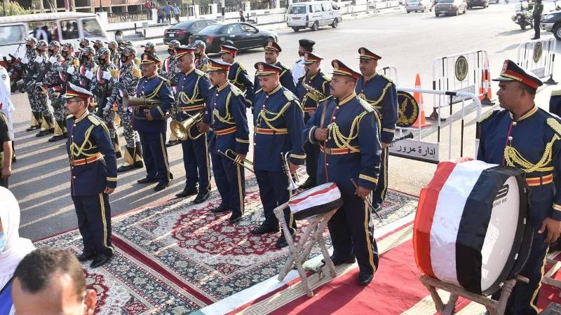 محافظ الشرقية يضع إكليلاً من الزهور على النصب التذكاري للجندي المجهول بمدينة الزقازيق