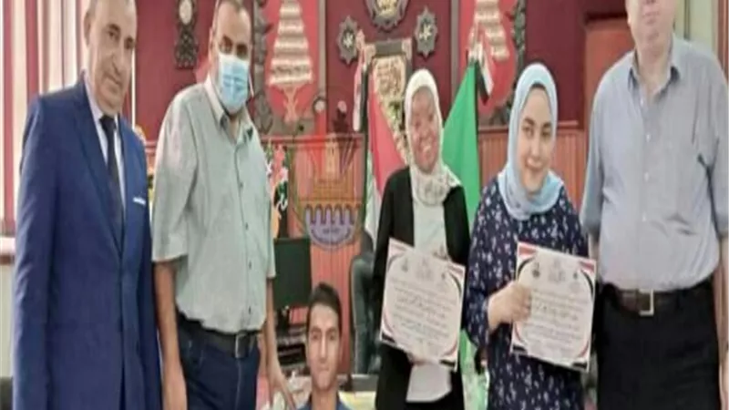 مدير تعليم غرب شبرا يُكرم اوائل الثانوية العامة من ذوى القدرات