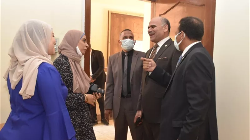 رئيس جامعة الأقصر يتفقد أعمال الكشف الطبي والتطعيم بلقاح كورونا لطلاب السياحة والفنادق