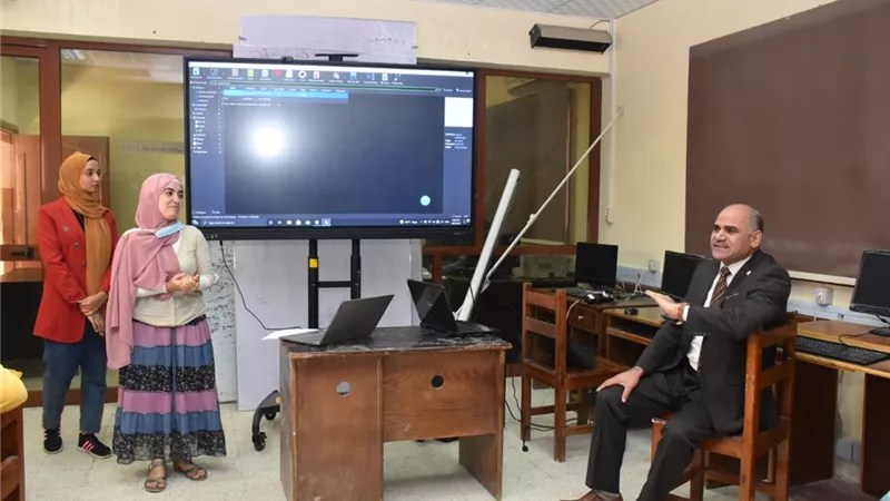 رئيس جامعة الأقصر يتابع ورش تدريب أعضاء هيئة التدريس لتحويل الكتاب الجامعي الورقي إلى إليكتروني