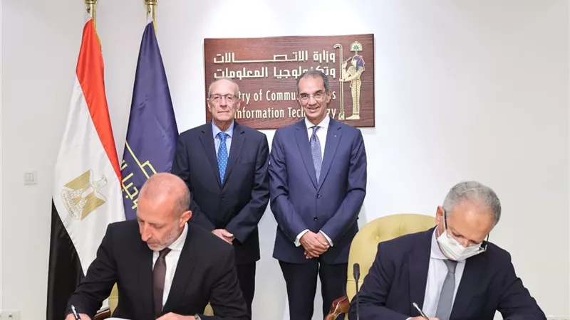طلعت يشهد توقيع اتفاقية للحصول على ترخيص بناء وتأجير أبراج الاتصالات داخل مصر