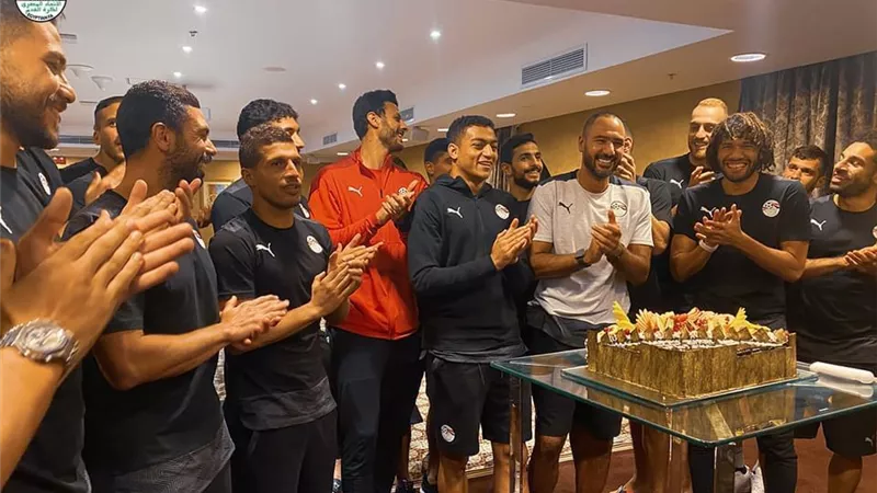 منتخب الفراعنة يحتفل بعيد ميلاد القيصر .. صور