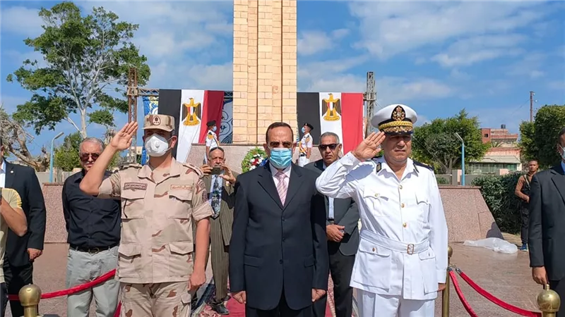 وضع اكليل الزهور على النصب التذكارى للجندى المجهول