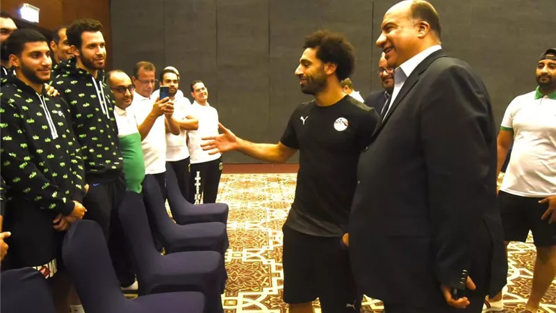محمد صلاح و لاعبى نادى الاتحاد السكندري للسلة