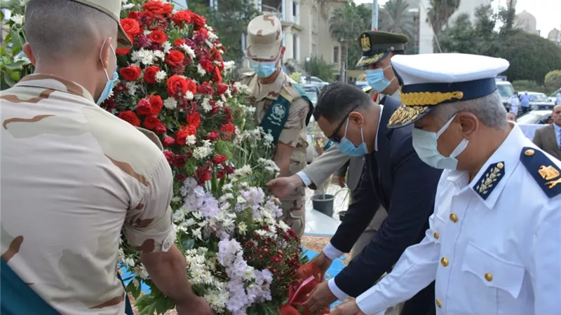 محافظ الدقهليه يضع إكليل الزهور على النصب التذكاري للشهداء بالمنصورة