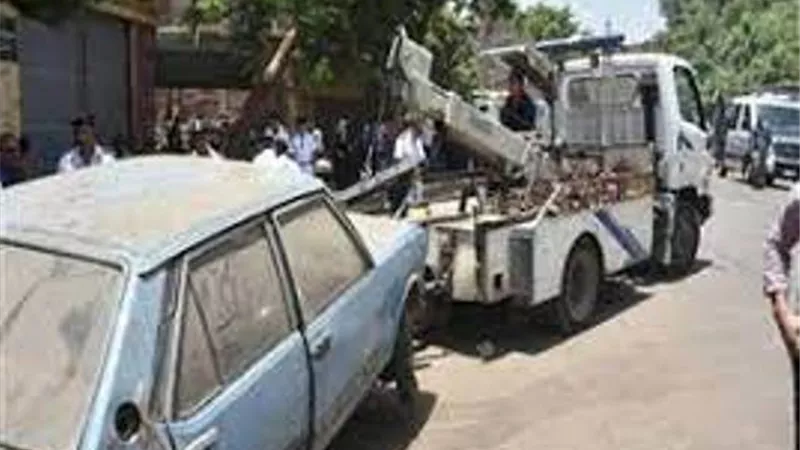 رفع 54 سيارة متروكة ومتهالكة في الشوارع
