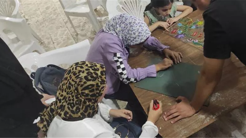 الرسم على الزجاج بورشة عمل بمركز شباب الحسينية