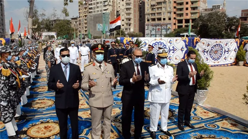 محافظ القليوبية يضع إكليلا من الزهور على النصب التذكاري للجندي المجهول احتفالا باكتوبر