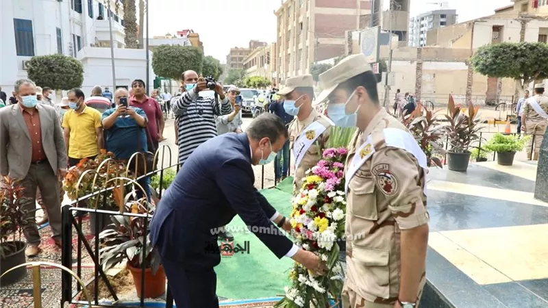 محافـظ المنوفية يضع إكليلا من الزهور على النصب التذكاري بشبين الكوم ... صور