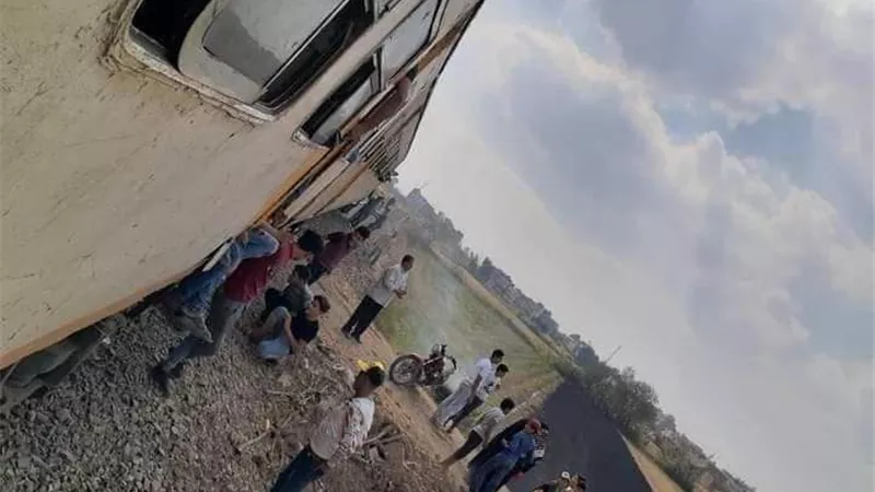 قطار يصدم بمقطورة جرار محملة بالذرة في الدقهلية