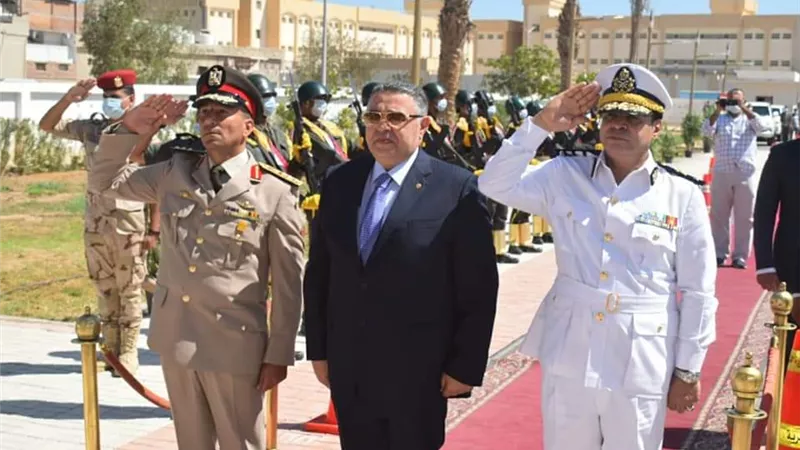 محافظ البحر الأحمر يضع اكليل الزهور علي النصب التذكاري للشهداء احتفالاً بالذكري ال 48 لنصر أكتوبر