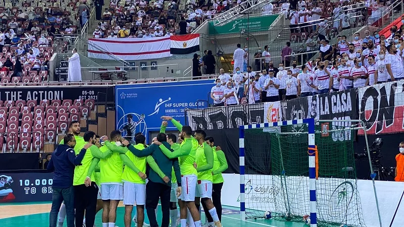مونديال اليد.. رابطة مشجعى الزمالك بالسعودية تحفز اللاعبين أثناء عمليات الإحماء لمواجهة برشلونة