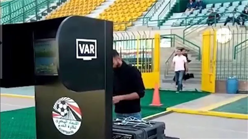 الفيفا يعتمد 74 حكما مصريا لتقنية VAR