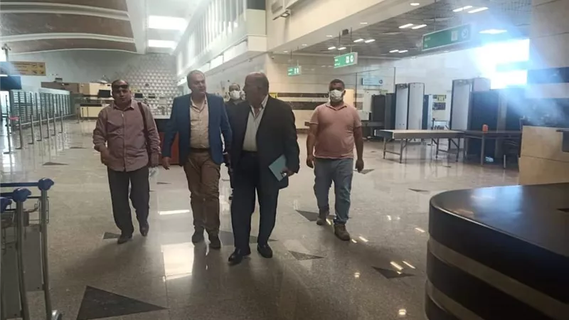 وكيل وزارة الصحة بالبحر الأحمر يتفقد مطار برنيس الدولى لتجهيز مكان عيادة الحجر الصحي لبدء التشغيل