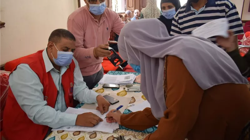 مدير الصحة يتابع تطعيم المواطنين بلقاح كورونا بدار مناسبات حوض الطرفة بالزقازيق