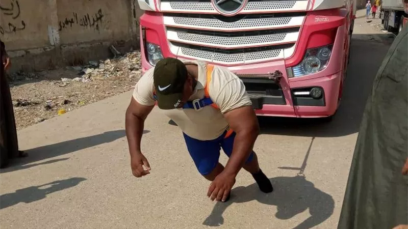 الرجل الخارق أشرف كابونجا ابن الإسماعيلية جاهز لسحب طيارة..فيديو وصور