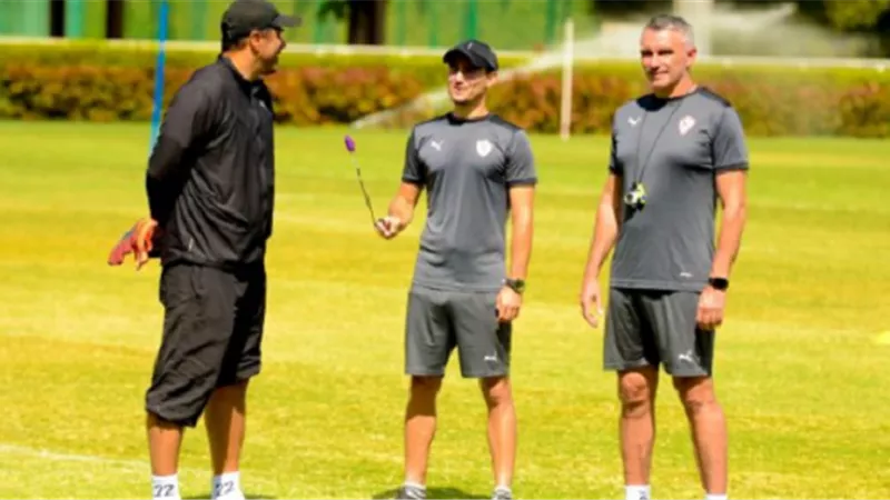 كارتيرون يجمتع برئيس الجهاز الطبى للزمالك خلال مران اليوم