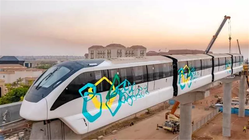 النقل تشارك المواطنين الاحتفال بذكرى نصر أكتوبر من خلال تثيبت أول قطار مونوريل.. صور