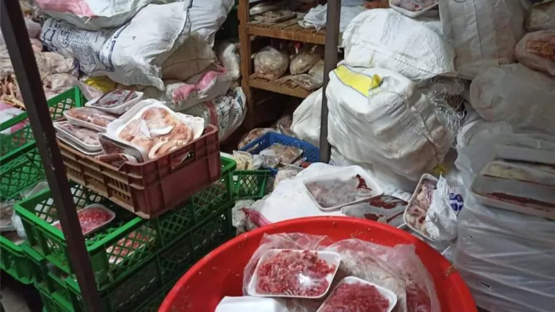 ضبط 1725 كيلو من اللحوم والدواجن المنتهية الصلاحية بمدينة دهب ..بالصور