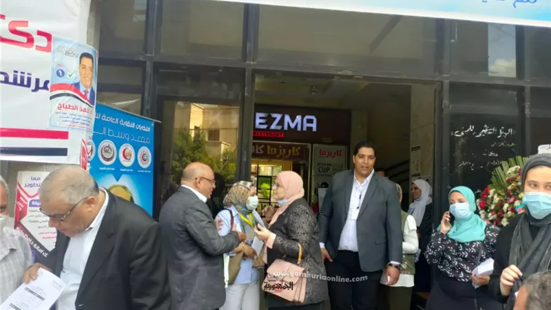 هناء سرور تدلى بصوتها في انتخابات نقابة الأطباء بالمنوفية .. وتطالب الأطباء بالمشاركة في الانتخابات