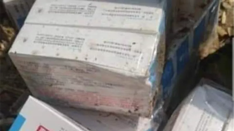 تحقيقات موسعة فى واقعة العثور على ألاف من عبوات لقاح كورونا بجوار ترعة فى المنيا..صور