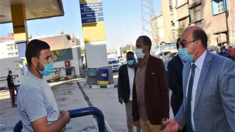 محافظ أسوان يوجه بمتابعة إنتظام سير العمل بمواقف السرفيس ومحطات الوقود