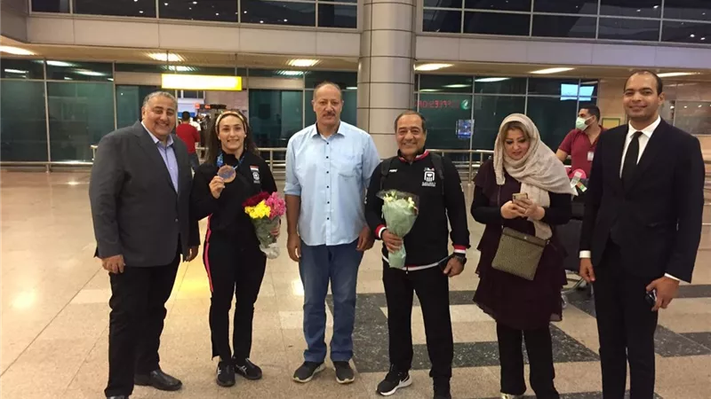 المصارعة تستقبل سمر عامر بمطار القاهرة بعد إنجازها التاريخي في بطولة العالم