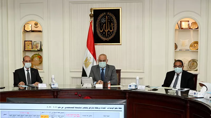 وزير الإسكان يتابع الموقف التنفيذى للوحدات السكنية بالمبادرة الرئاسية 