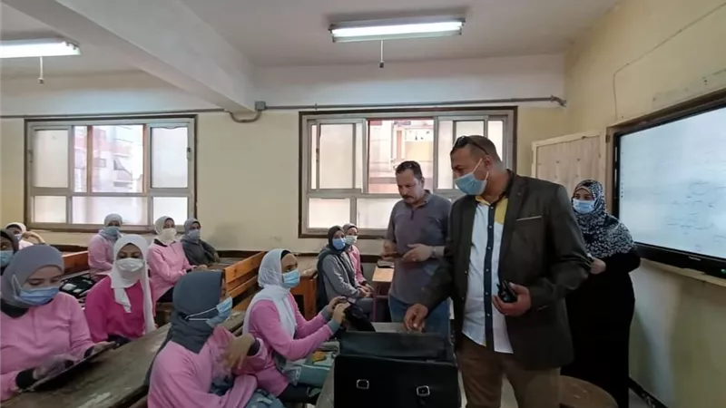 رئيس مدينة دسوق يتابع انتظام العام الدارسى ويكرم مجلس الأمناء