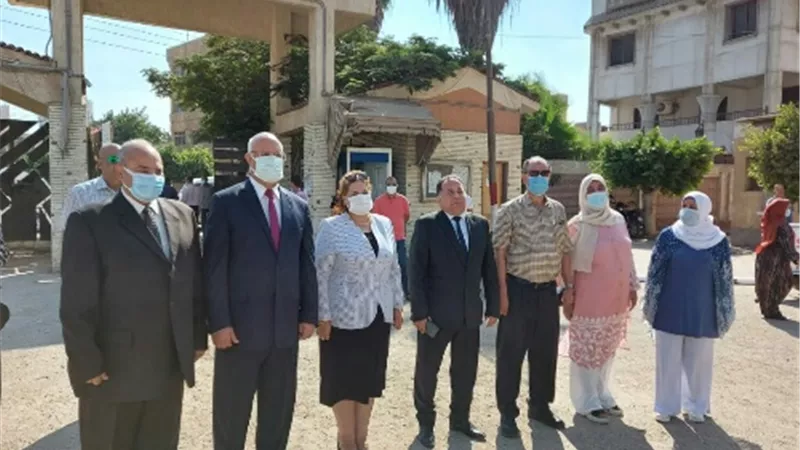 رئيس جامعة بنها يتفقد كليتي العلوم والهندسة.. ويشهد تحية العلم