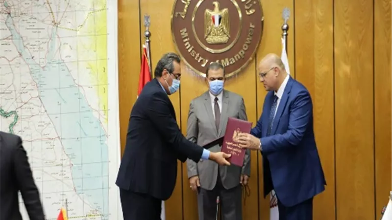 وزير القوى العاملة يشهد توقيع اتفاقية تسوية بين 