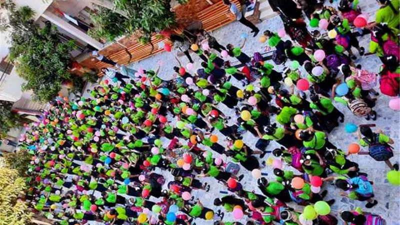 البلالين هدية أول أيام الدراسة في الإسماعيلية..صور