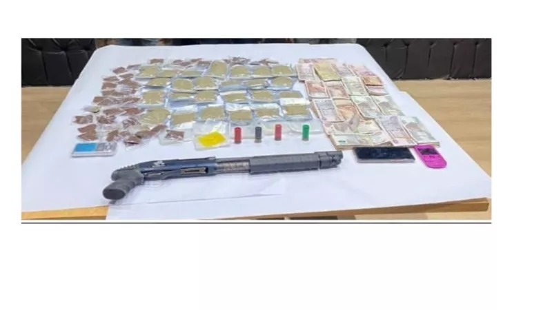 بحوزتهم كوكتيل مخدرات