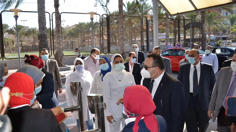 رئيس جامعة الإسكندرية يتفقد سير العملية الدراسية ويفتح حوارا مع الطلاب حول لقاح كورونا
