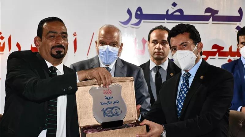وزير الرياضة ومحافظ الجيزة يفتتحان مجمع حمامات السباحة بنادي الترسانة