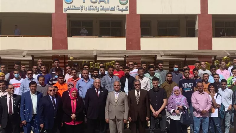 رئيس جامعة السادات يشارك طلاب كليتي الحاسبات والذكاء الاصطناعي والطب البيطري الجدد في تحية العلم والاحتفال بالتحاقهم بالجامعة