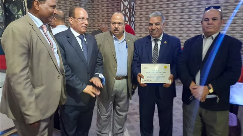 نقابة المعلمين تكرم قيادات الجيزة