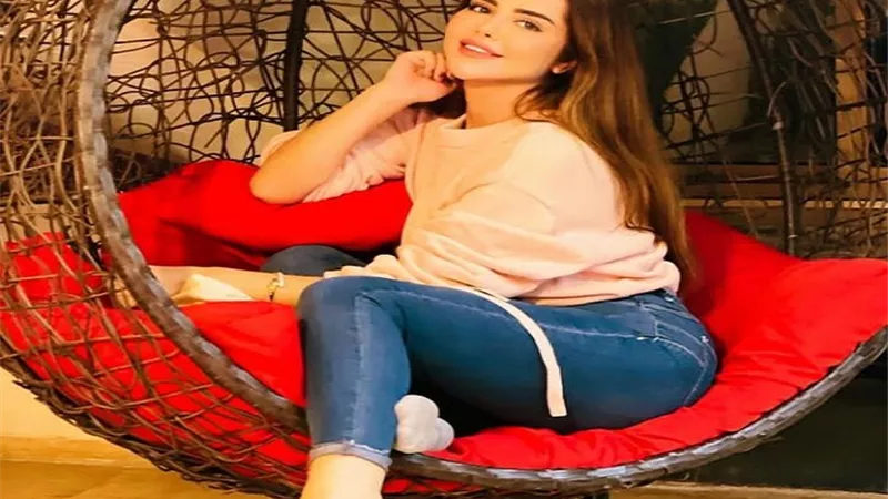 بإبتسامة رقيقة .. رانيا ملاح تخطف الأنظار على مرجيحة .. صور