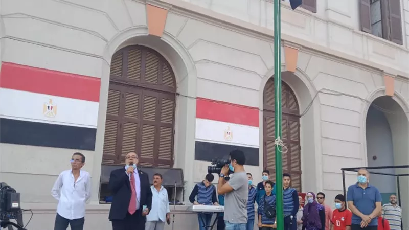 محافظ الجيزة يشارك الطلاب طابور الصباح بمدرسة السعيدية