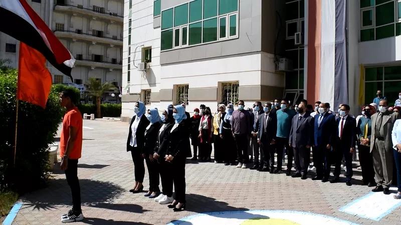 رئيس جامعة بنى سويف يؤدى تحية العلم وسط الطلاب