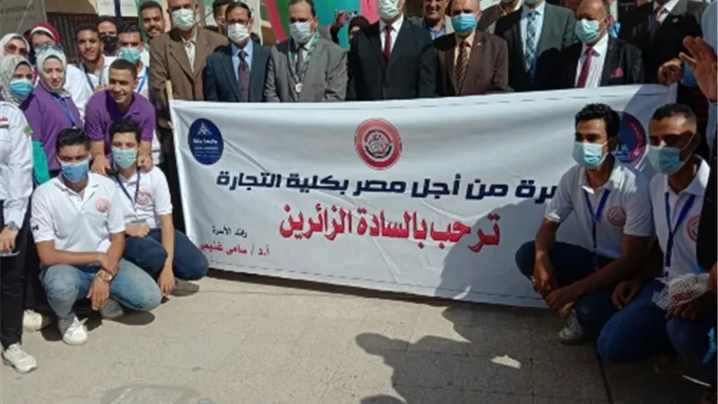 رئيس جامعة بنها يتفقد الدراسة بكليتي التجارة والآداب