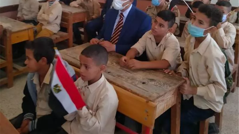 فى لفتة انسانية: نائب محافظ المنيا يصطحب ابنا شهيد الى داخل مدرسة باسم والدهما