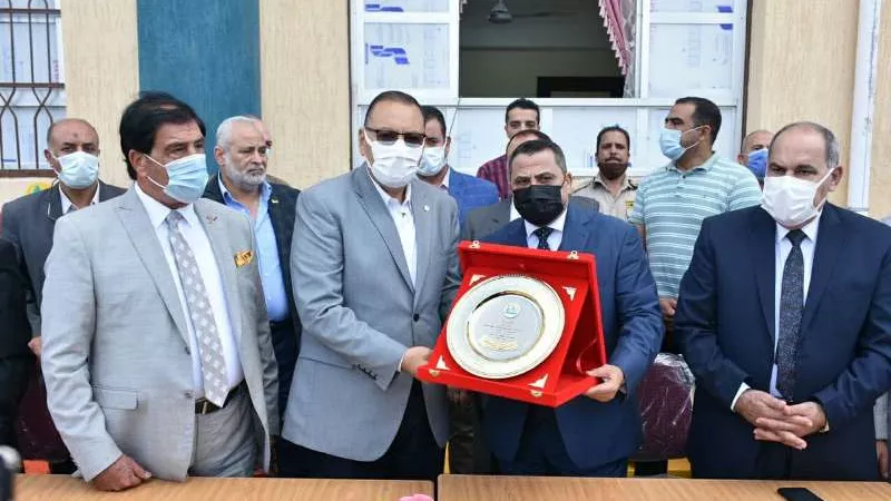 محافظ الشرقية يشهد طابور الصباح مع طلاب مدرسة المستشار سامي عبد الحليم بعرب الفدان